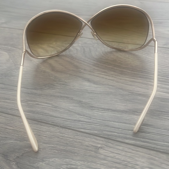 Like new Tom Ford sunglasses with case and dusting cloth. - Picture 4 of 5